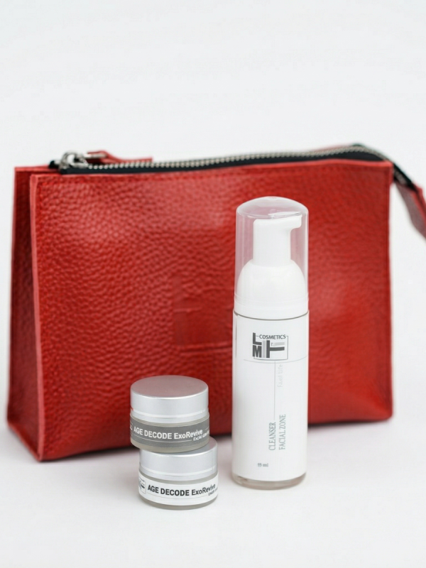 Міні-набір Age Decode Travel від LiMiTi Cosmetics: косметичка та три засоби для догляду.